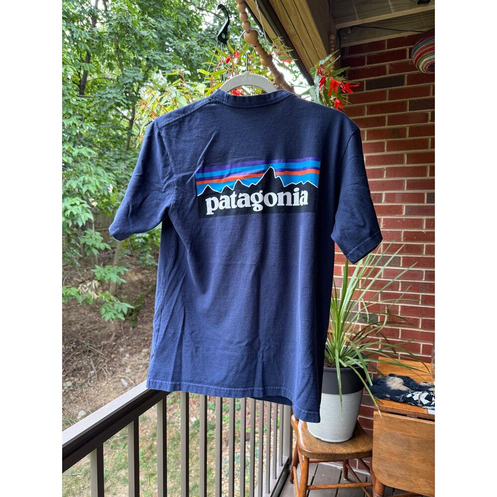 Patagonia T-Shirt Mens XS Blue Crew Neck Regular Fit P-6 Logo Responsibili-Tee